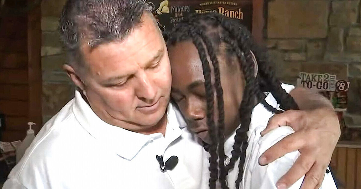 Teen Cashier Was Left “Speechless” When Customer Gave Him a $2,500 Tip For His “Hard Work” Teen Cashier Was Left “Speechless” When Customer Gave Him a $2,500 Tip For His “Hard Work”