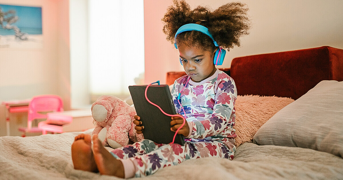 Mother’s Decision to Let Daughter Use iPad for Hours Each Day Sparks Debate, People Call Her “Lazy”