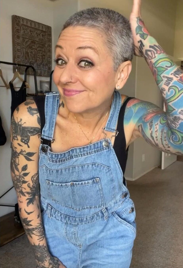 a-58-year-old-woman-with-tattoos-has-been-criticized-for-dressing-up