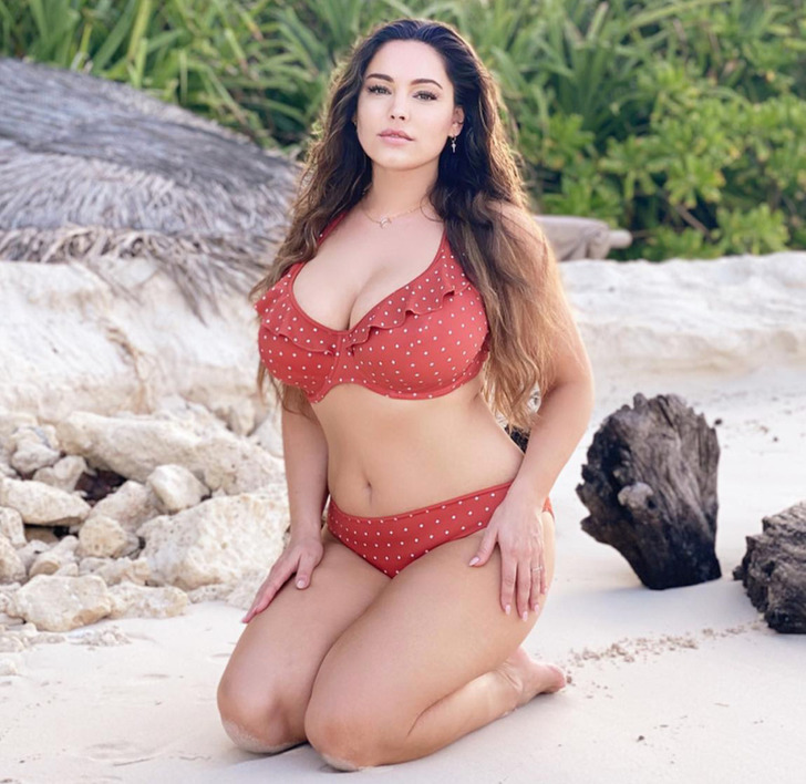 Kelly Brook Has “The Perfect Body” According To Scientists And These Photos  Are Proof