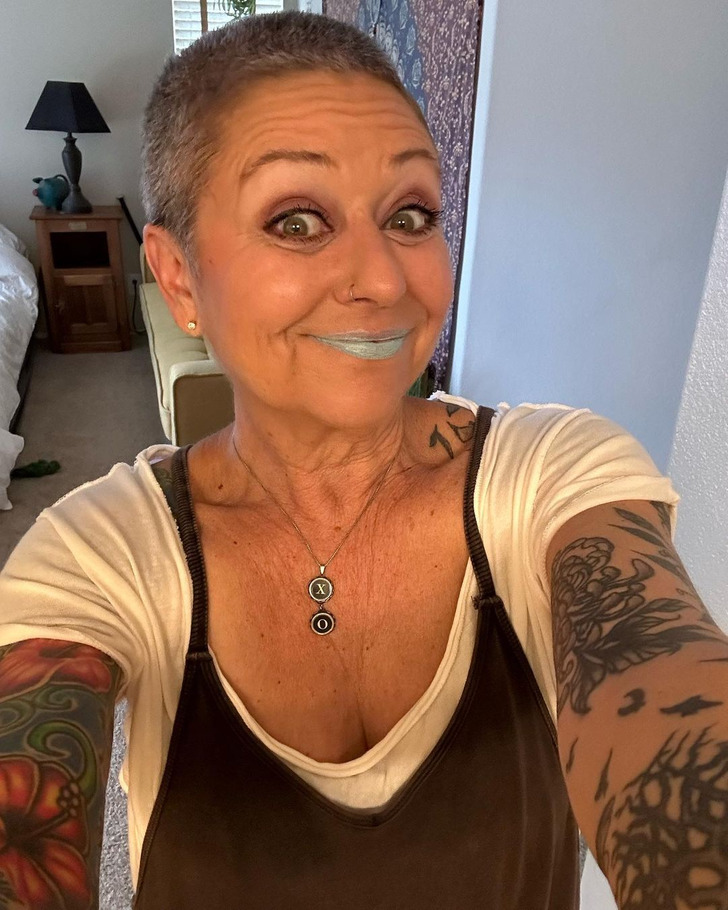 a-58-year-old-woman-was-criticized-for-her-appearance-and-tattoos-but